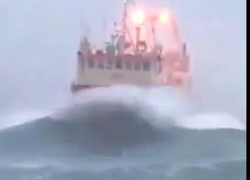 لقطات مرعبة لسفينة تلعب بها أمواج البحر الهائج