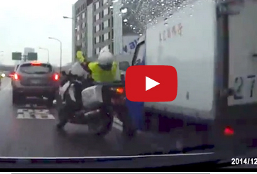 ​شاهد.. شاحنة تصدم شرطياً فتسقطه عن دراجته​