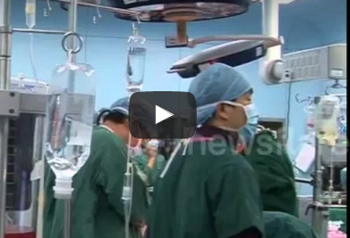 بالفيديو.. أطباء يزيلون بيضة من بطن رجل صينى بالفيديو.. أطباء يزيلون بيضة من بطن رجل صينى