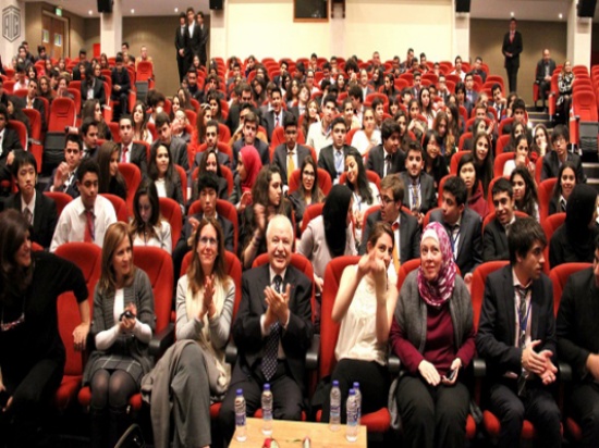 أبو غزاله يدعو الطلاب إلى احتضان عالم المعرفة