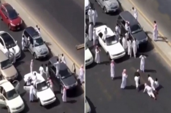 شاهد.. طلاب يعطلون حركة السير بطريق سريع ليحتفلوا بتخرجهم