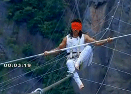 بهلوان يسقط من ارتفاع 200 متر