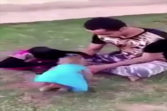 فيديو طريف لشاب سعودي يتورط مع 3 قرود يعتني بها في “الإستراحة”