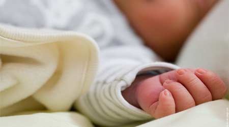 نجاة رضيعة بعد قضائها ثلاثة أيام أسفل جثة والدها المتحللة نجاة رضيعة بعد قضائها ثلاثة أيام أسفل جثة والدها المتحللة
