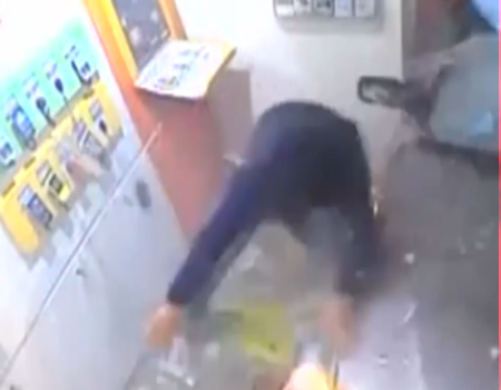 شاب في المكان والزمان الخاطئ