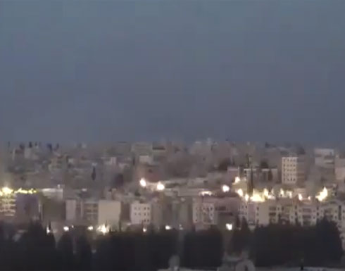 بالفيديو: لحظة القصف الروسي بالقنابل العنقودية على مدينة حريتان بريف حلب