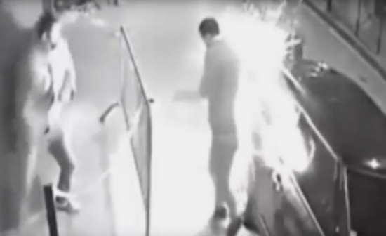 انفجار سيجارة إلكترونية في جيب رجل - فيديو انفجار سيجارة إلكترونية في جيب رجل - فيديو