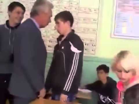 فيديو| طالب روسي يعتدي على معلمه بالضرب .. ماذا فعل زملاءه؟!