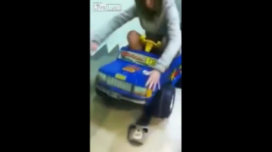 بالفيديو .. سقوط فتاة بسيارة في العمارة