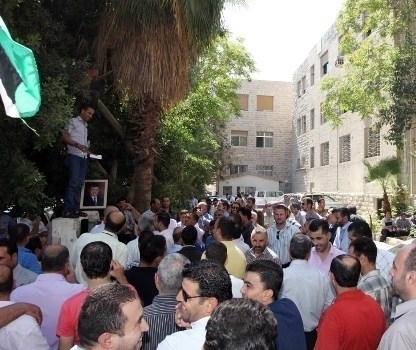 اعتصام موظفين بتربية سحاب دعما لقرار مديرها باجراء تنقلات