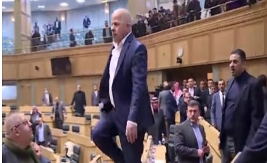 هذا ما حدث بعد رفع الجلسة.. ونائب يهدد آخر هذا ما حدث بعد رفع الجلسة.. ونائب يهدد آخر