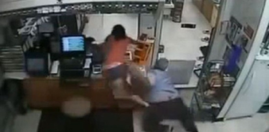 شاهد..  مطاردة مثيرة بين صاحب محل وفتاة حسناء سرقته
