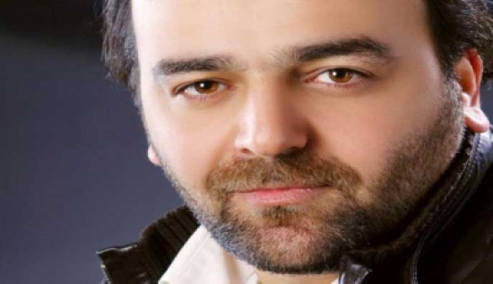 ابن سامر المصري يقبّل دمية ويتعرض للهجوم – بالصورة ابن سامر المصري يقبّل دمية ويتعرض للهجوم – بالصورة
