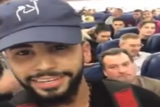 فيديو: أمريكي يمني الأصل يوثق لحظة طرده من طائرة بسبب عربيته فيديو: أمريكي يمني الأصل يوثق لحظة طرده من طائرة بسبب عربيته