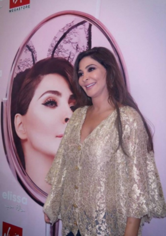 إليسا إلتقت محبيها ووقعت "حالة حب"..بالصور إليسا إلتقت محبيها ووقعت "حالة حب"..بالصور