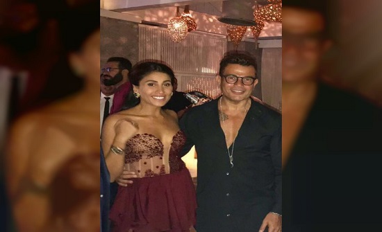 بالفيديو : ماذا فعلت دينا الشربيني لتخفيف الحر عن عمرو دياب في حفله الاخير؟ بالفيديو : ماذا فعلت دينا الشربيني لتخفيف الحر عن عمرو دياب في حفله الاخير؟