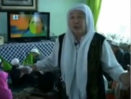 الحاجة أمينة التي كفلت 40 طفلاً!