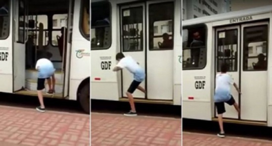 شاهد: كيف انتقم سائق حافلة من طفل حاول الهزار معه