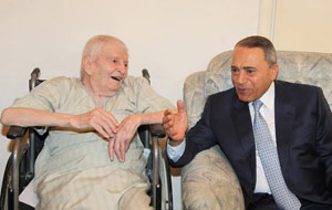 رئيس الوزراء يعود الفنان توفيق النمري  