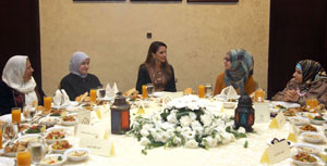 الملكة رانيا العبدالله تقيم مأدبة إفطار لأبناء الشهداء 