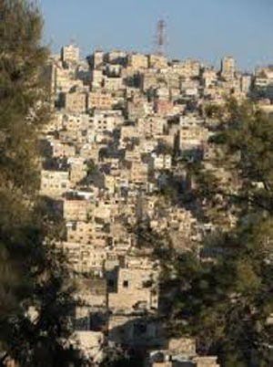 عائلتان تتراشقان الحجارة  في حي الطفايلة بعمان 