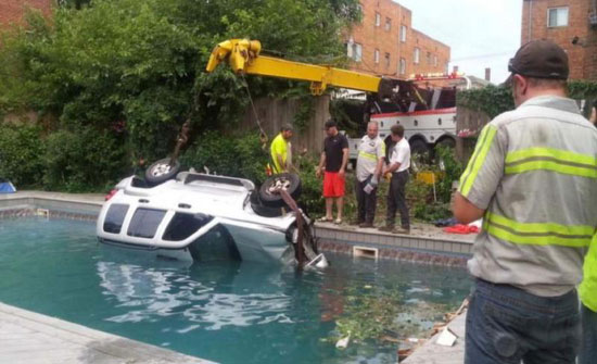 شاهد بالصور أغرب حادث بالسيارة في العالم تعرضت له امرأة ! شاهد بالصور أغرب حادث بالسيارة في العالم تعرضت له امرأة !