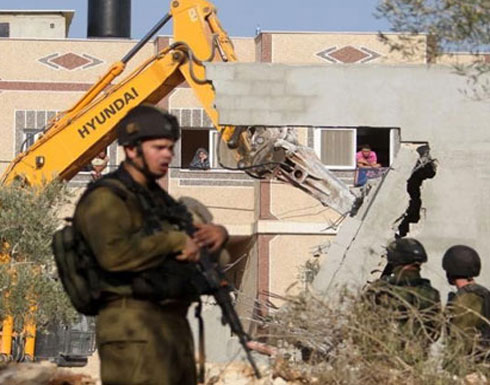 الاحتلال يخطر بهدم بركسين ويصادر جرافة شرق نابلس
