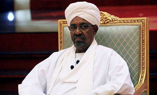 شاهد.. المحتجون في السودان يقتحمون مقرا عسكريا لإقامة البشير شاهد.. المحتجون في السودان يقتحمون مقرا عسكريا لإقامة البشير
