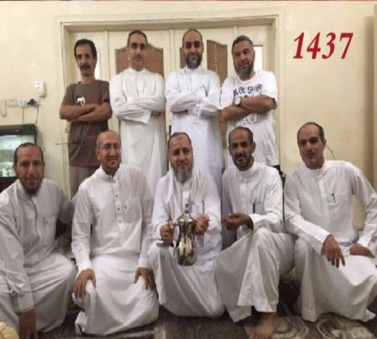 صور| صورتان لـ9 زملاء التقطوا الأولى قبل 36 عامًا ثم عادوا ليلتقطوا الثانية الآن صور| صورتان لـ9 زملاء التقطوا الأولى قبل 36 عامًا ثم عادوا ليلتقطوا الثانية الآن