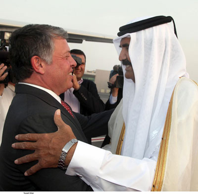 الملك يعود الى ارض الوطن بعد زيارة قصيرة الى قطر  ( صور ) 