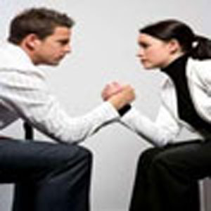 المرأة تتحمل تكاليف أعلى وتواجه عقبات أكبر في تنقلاتها  