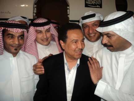 محمد عبده يفاجىء مستقبليه بعد رحلة علاجه بالعزف على المزمار! محمد عبده يفاجىء مستقبليه بعد رحلة علاجه بالعزف على المزمار!