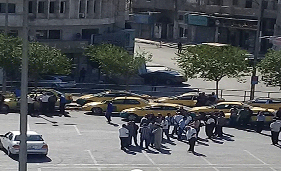 بالصور.. اصحاب التاكسي الأصفر يعتصمون من جديد
