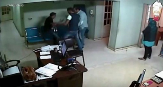 شاهد.. علقة ساخنة لشاب سرق هاتف