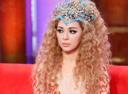 ميريام فارس تقع في فخ الموضة " بقميص نوم "  في زفاف ملكي!.. صورة وفيديو