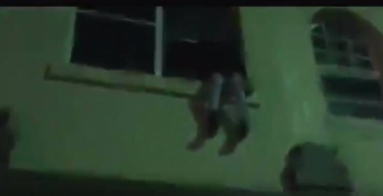 فيديو| مختلة تضرم النار في شقتها وترفض الخروج منها!!