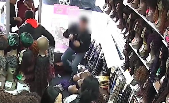 بالفيديو : لحظة اعتداء 3 نساء على بائع لسرقة شعر مستعار بالفيديو : لحظة اعتداء 3 نساء على بائع لسرقة شعر مستعار