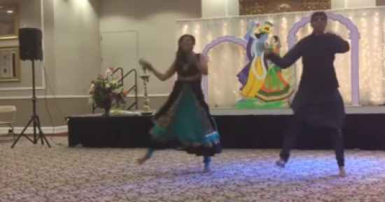 شاهد.. عروس ترقص على الطريقة الهندية!