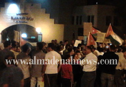 معتصمو الكرك يرشقون مبنى المحافظة بالبيض و يطالبون باقالة المحافظ ( شاهدوا الصور ) 