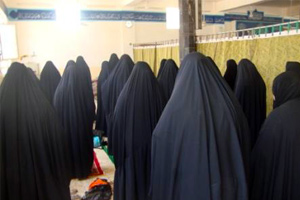 امرأة تؤم المصليات لأول مرة في السعودية