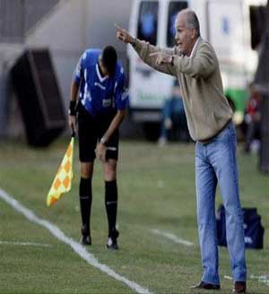 الجزيرة الإماراتي يطالب مدرب الأرجنتين الجديد بإعادة مقدم عقده الجزيرة الإماراتي يطالب مدرب الأرجنتين الجديد بإعادة مقدم عقده