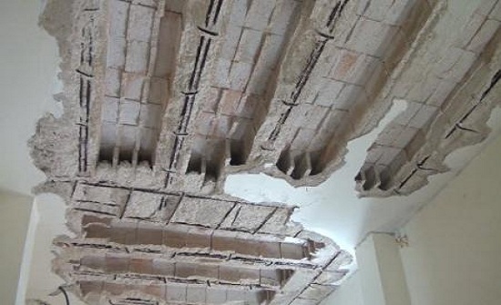 اصابتان اثر سقوط سقف منزل في دير علا