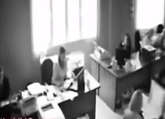 فيديو : انتحار موظفة وبخها مديرها