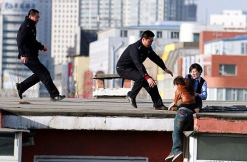 فتاة ترمي بنفسها من الطابق الـ 11 وتنجو!