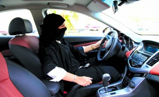 عقوبة تنتظر من يصور السعوديات أثناء قيادة السيارات عقوبة تنتظر من يصور السعوديات أثناء قيادة السيارات