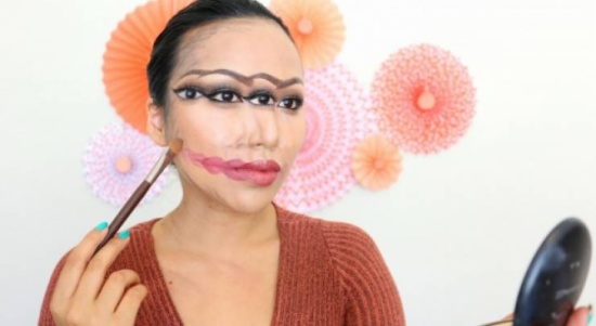 شاهدوا كيف حولت هذه الشابة وجهها بالمكياج.. لن تستطيعوا النظر طويلاً!