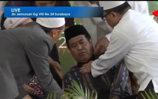 فيديو| فاجأه الموت وهو يتلو القرآن على الهواء مباشرة!