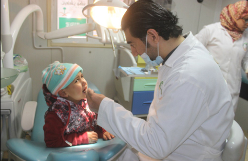 199شقيق سوري تعاملت معهم عيادة طب الاسنان خلال الأسبوع 215 في العيادات التخصصية السعودية في مخيم الزعتري
