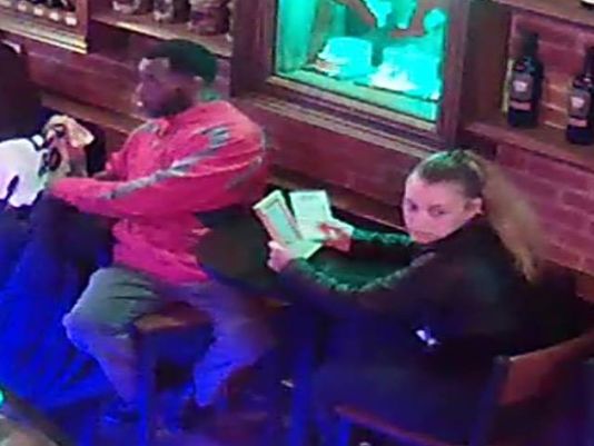 شاهد: ماذا فعل هذا الرجل مع فتاة داخل مطعم؟
