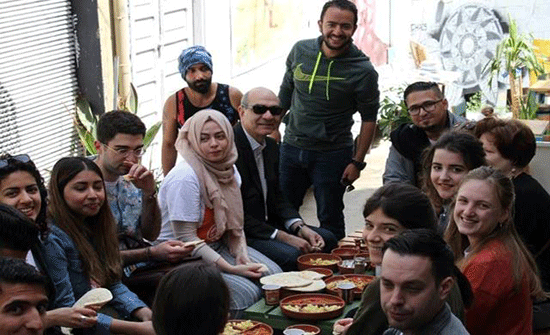 طلبة جامعة الشرق الاوسط يتبادلون الخبرات مع نظرائهم البريطانيين طلبة جامعة الشرق الاوسط يتبادلون الخبرات مع نظرائهم البريطانيين